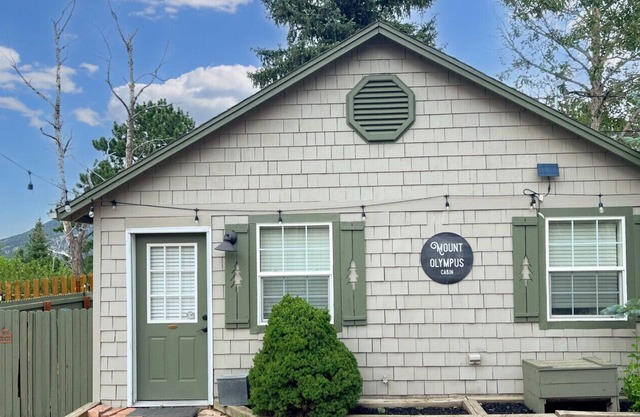 Private Spacious cabin with 2 person Jacuzzi Tub. Dog friendly. Fenced patio