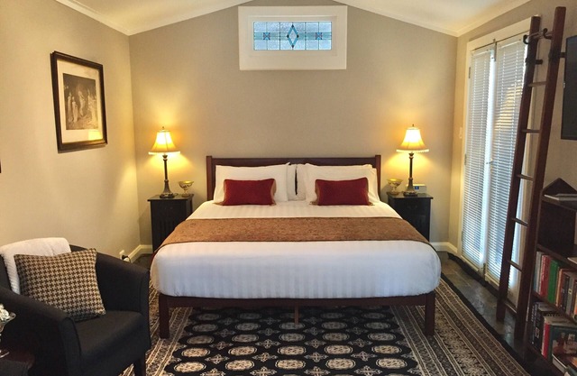 Private studio with garden deck & luxury king size bed