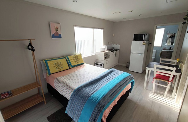 Private Studio with self check-in, Ensuite, Kitchenette and WiFi