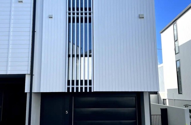 Private, Sunny, Brand new Home in Remuera