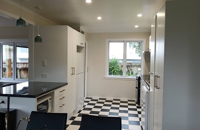 Private sunny home, easy walk to Pukekura Park, city and walkways