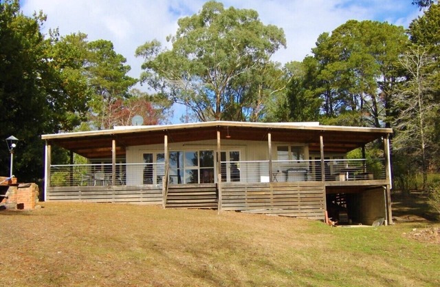 Private & tranquil waterfront house & property in Eildon's exclusive Taylor Bay