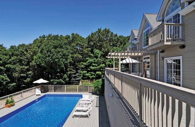 PRIVATE, TREE TOP VIEWS, DOUBLE-HEIGHT FOYER, CLOSE TO BRIDGEHAMPTON,.