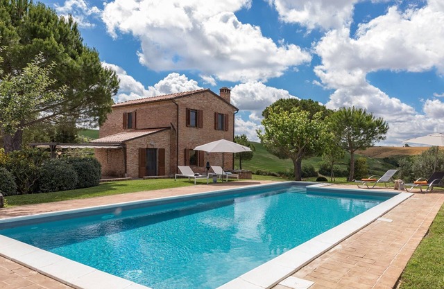Private Tuscan country house, sleeps 8, with private pool