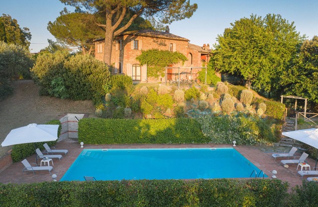 Private villa with 5 bedrooms with 5 bathrooms. Private garden, pool & Jacuzzi!