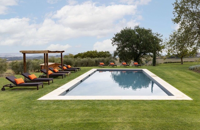 Private Villa with private pool, hot tub, WIFI, A/C, TV, patio, parking, close to Montepulciano