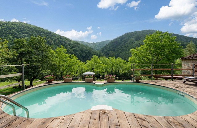 Private Villa with private pool, WIFI, TV, patio, panoramic view, parking, close to Florence