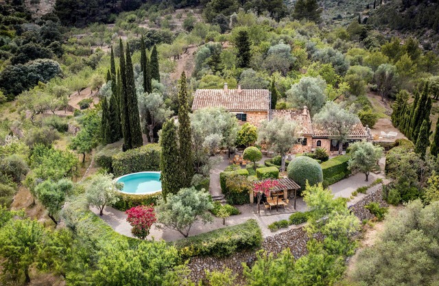Private villa, beautiful views, salt water pool, garden and close to the beach