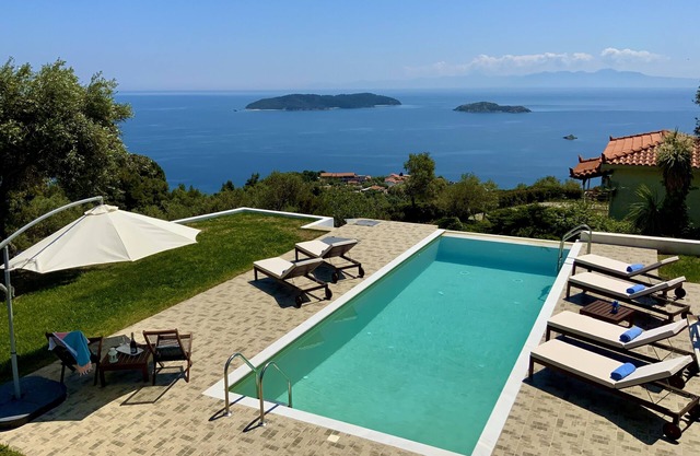 Private villa for 8 quests with private pool an staggering ocean views