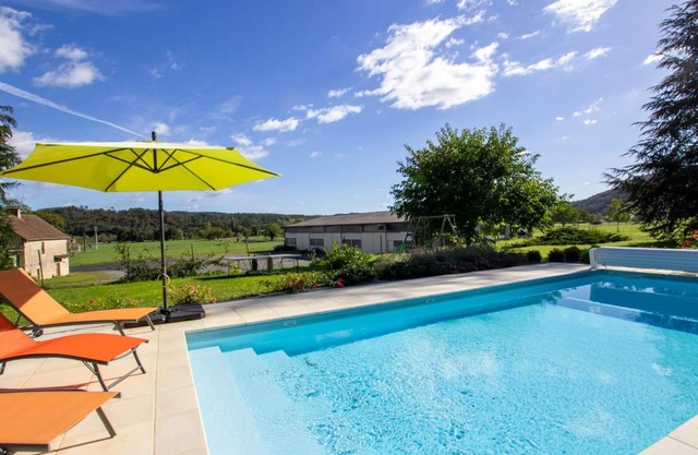 Private Villa with Heated Pool, Fireplace, and Scenic Views in Montignac
