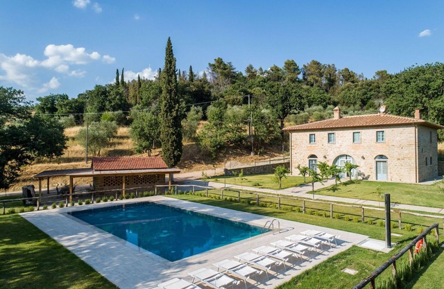 Private Villa with A/C, WIFI, private pool, TV, patio, panoramic view, parking, close to Cortona