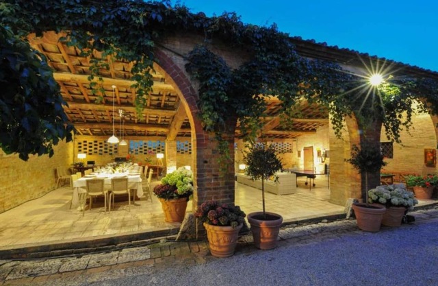 Private Villa with private pool, WIFI, A/C, hot tub, TV, patio, panoramic view, close to Siena