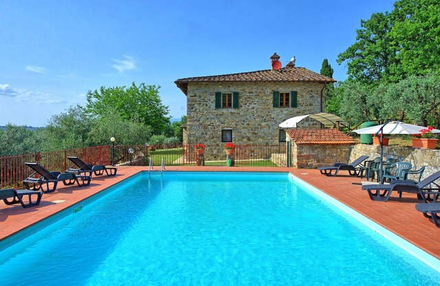 Private Villa with A/C, private pool, WIFI, TV, patio, panoramic view, parking, close to Arezzo