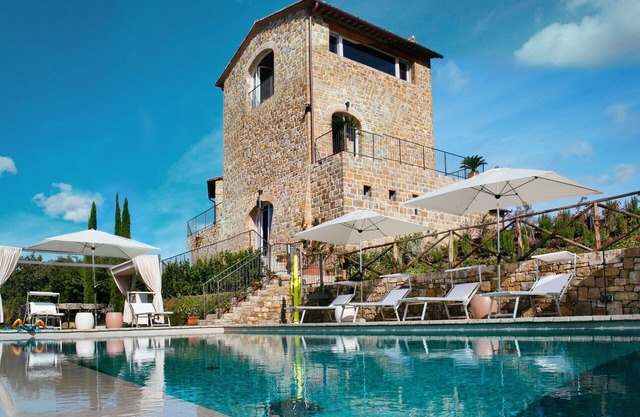 Private Villa with WIFI, hot tub, sauna, private pool, A/C, TV, patio, close to Greve In Chianti