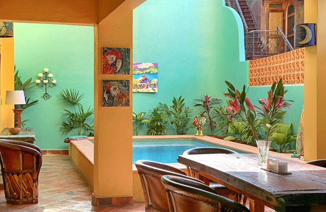 Private Villa steps from town & beach. Huge kitchen/Pool/Wifi/AC & Potable Water