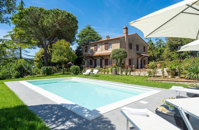 Private Villa with private pool, WIFI, A/C, TV, panoramic view, parking, close to San Gimignano