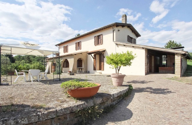 Private villa with pool overlooking the lake Bolsena
