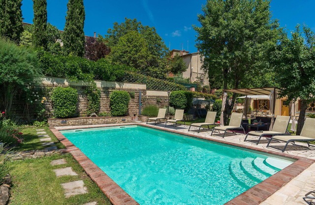 Private Villa with WIFI, A/C, private pool, TV, veranda, pets allowed, parking, close to Arezzo