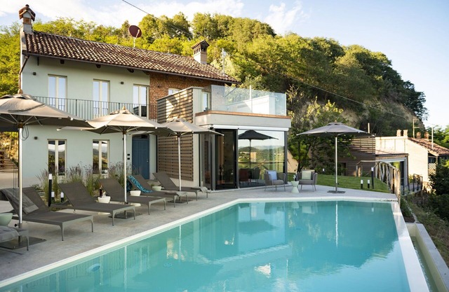 Private Villa with A/C, private pool, sauna, hot tub, WIFI, TV, patio, panoramic view, close to Alba