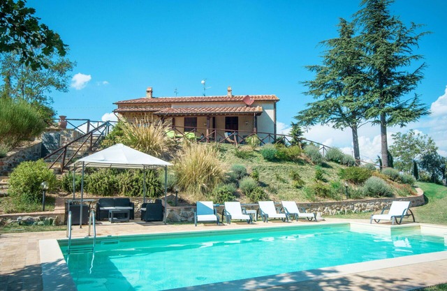 Private Villa with hot tub, WIFI, private pool, TV, patio, pets allowed, panoramic view, parking