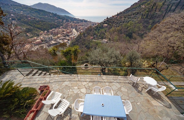 Private Villa with hot tub, WIFI, private pool, TV, patio, panoramic view, close to Portofino