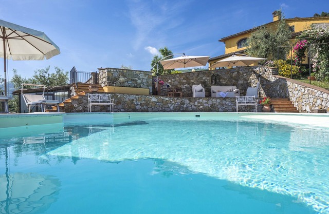 Private villa with 7 bedrooms and 5 bathrooms. Swimming Pool, A/C and WiFi!