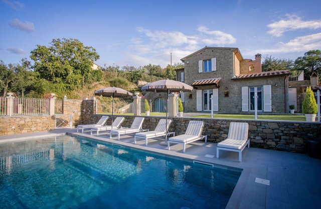 Private Villa with A/C, private pool, WIFI, TV, terrace, panoramic view, parking, close to Cortona