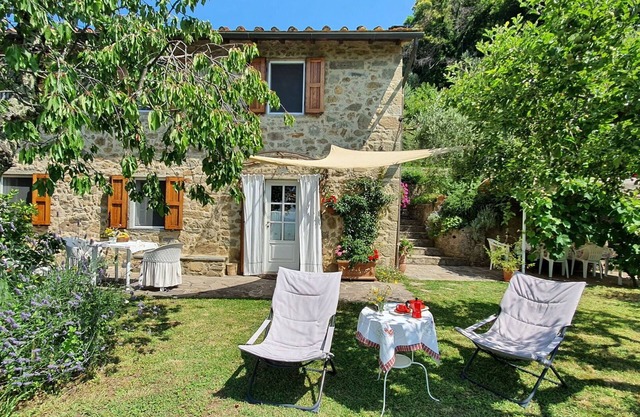 Private Villa with internet, A/C, hot tub, TV, pets allowed, panoramic view, close to Lucca