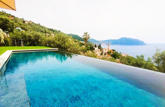 PRIVATE VILLA with sea view, full airco, inifinity pool, garden, double parking