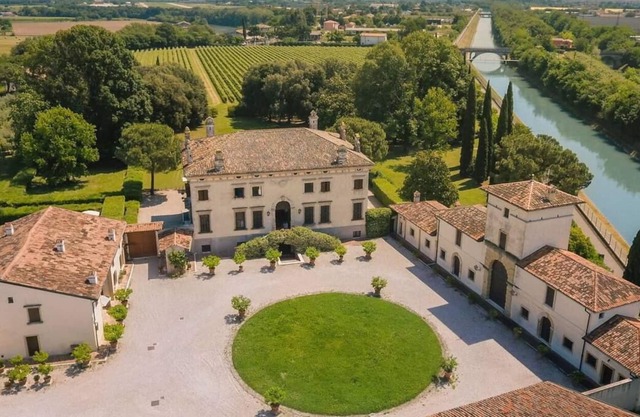 Private villa with swimming pool in Veneto