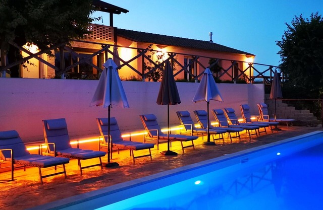 Private Villa with private pool, A/C, WIFI, TV, panoramic view, parking, close to Porto Recanati
