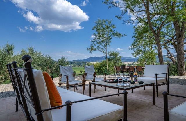 Private Villa with WIFI, private pool, A/C, TV, patio, panoramic view, parking, close to Montalcino