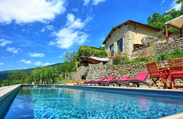 Private Villa with WIFI, A/C, private pool, TV, veranda, panoramic view, parking, close to Florence