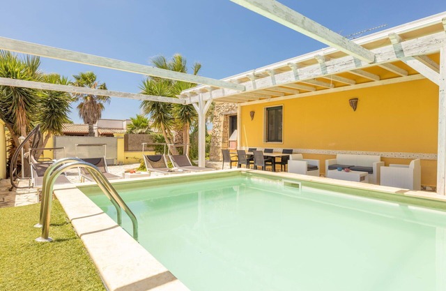 Private Villa with WIFI, private pool, A/C, TV, panoramic view, parking, close to Gallipoli