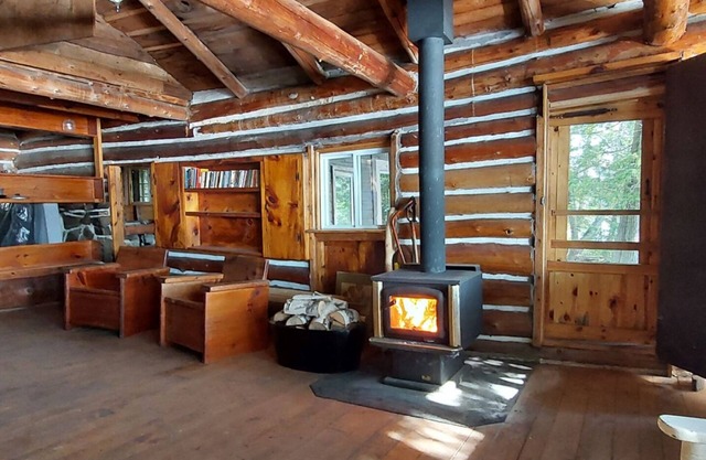Private water (boat) access, rustic offgrid log cabin on class five lake.
