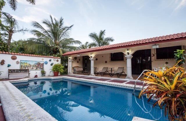 Private Walk-to-All Home, Pool, 4 Blocks to Ocean