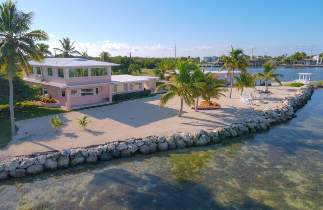 Private Waterfront Home, Heated Pool, Beach, Tiki w/Grill, Dock, Kayaks, Sunset