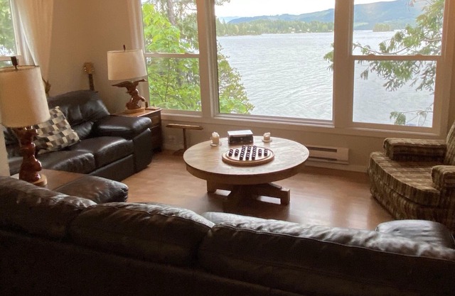 Private Waterfront Lakehouse on Sproat Lake. nQuiet and Serene, Easy Access.