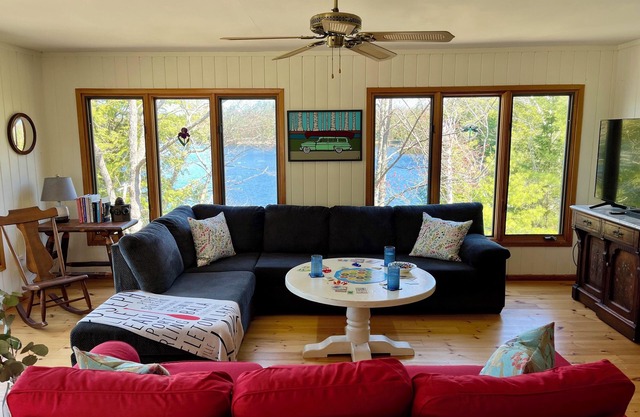 Private West-Facing Lakeside Retreat - Stunning Shoreline & Sunsets
