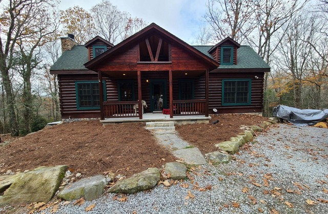 PRIVATE. WOOD/GAS LOGS FIREPLACE. HOT TUB. WIFI. LONG RANGE VIEWS. CLOSE TO TOWN