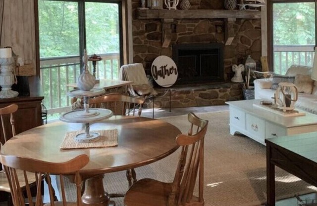 Professionally Decorated Mountain Cottage with seasonal views of Lake Santeetlah
