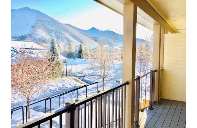 Professionally designed mountain live/work retreat. 3BR/2.5BA w/attached garage