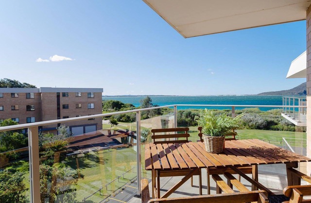 Promenade 12, 8 Intrepid Cl - fantastic waterfront unit with air con and Wifi