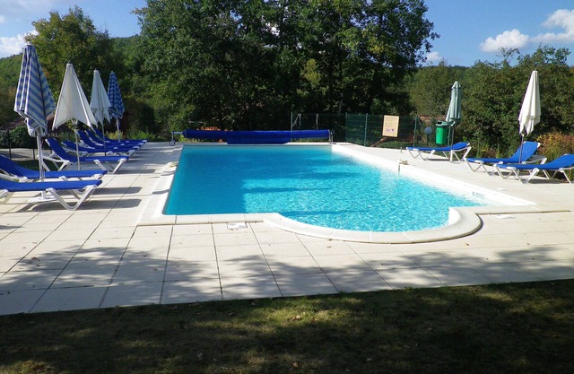 PROMO: Comfortable house near Sarlat with heated swimming pool in a golf course