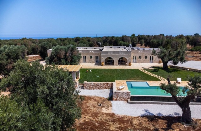 Promotion Stunning luxury retreat with large pool. Great location near the sea