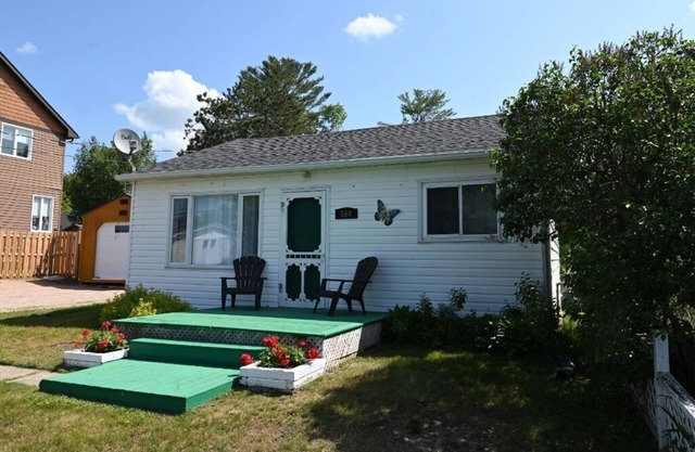 Property located close to the beach, park, grocery store and restaurants. n