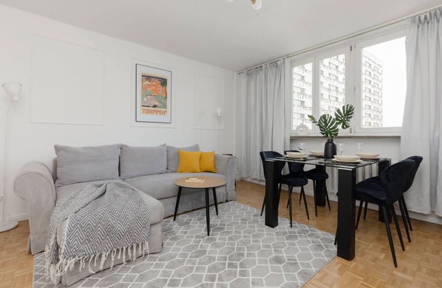Prosta 2/14 | Atmospheric Apartment | Desk