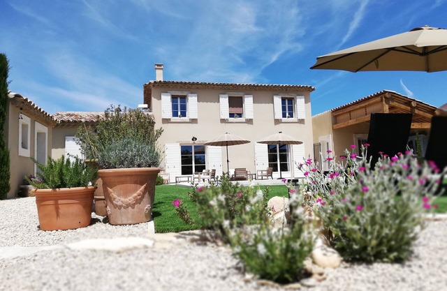 Provencal villa in the Luberon park with private pool and electric bikes
