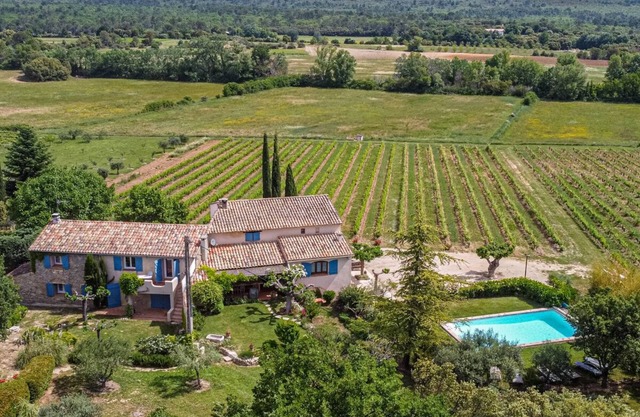 Provençal country house with pool in the countryside