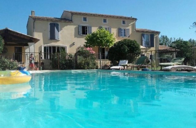 Provencal country house with swimming pool in the heart of olive groves